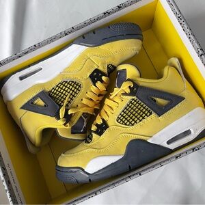 Jordan 4 Lightning Grade School Size 4Y AirJordan Retro Tour Yellow